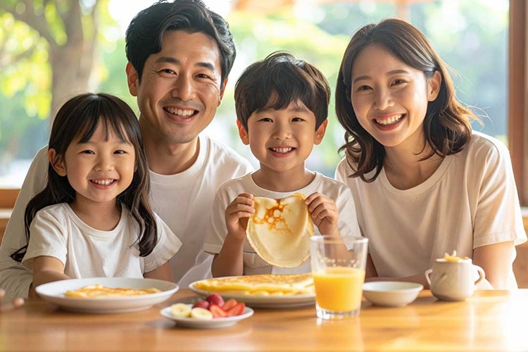 個人お届けプランでクレープを囲む家族の画像